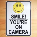 看板/プラサインボード カメラがあるので笑顔で(万引き監視中) Smile! You're on Camera