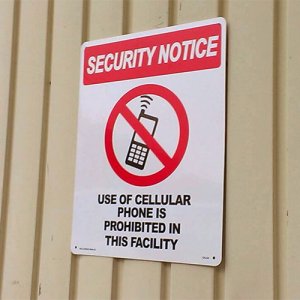 画像: 看板/プラサインボード ラージサイズ 携帯電話使用禁止 Security Notice